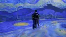 Pengunjung menjelajahi Beyond Van Gogh, pameran virtual lukisan Vincent Van Gogh di Lima, Peru, 4 Maret 2022. (AP Photo/Martin Mejia)
