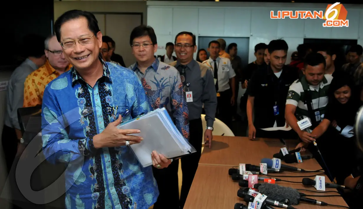 Jahja Setiaatmadja yang mengenakan batik berwarna biru menebar senyumnya usai memberi keterangan pers di Menara BCA, Jakarta, Selasa (22/4/2014) (Liputan6.com/Johan Tallo).