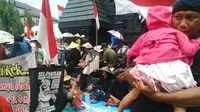 Putusan Gubernur Jateng Ganjar Pranowo dinilai setengah hati terkait persoalan pabrik semen Rembang. (Liputan6.com/Felek Wahyu)