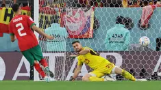 Eksekusi penalti dengan tendangan cungkil ke arah tengah yang lazim dikenal dengan istilah penalti Panenka pertama kali diperkenalkan oleh pemain asal Cekoslowakia, Antonin Panenka pada Piala Eropa 1976. Setelah itu banyak para pemain yang menirunya, tak terkecuali di ajang besar seperti Piala Dunia. Tercatat, 6 pemain pernah melakukan eksekusi penalti Panenka di ajang Piala Dunia. Berikut daftar lengkapnya. (AFP/Karim Jaafar)