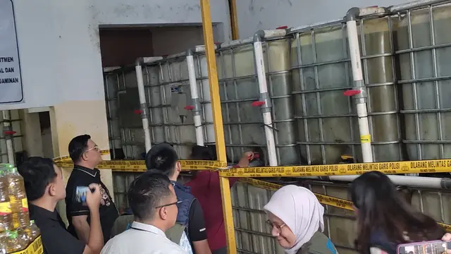 Ditreskrimsus Polda Metro Jaya menyegel sebuah gudang distributor minyak goreng ilegal di Cipondoh, Tangerang.
