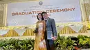 Dewi Perssik membagikan momen bahagianya bisa hadir di wisuda kelulusan SMA sang anak angkat. Diketahui, Gegep bersekolah di International Islamic Education Council. Pedangdut yang akrab disapa Depe itu pun mengungkapkan rasa syukur, bahagia sekaligus bangga terhadap sang putra. (Liputan6.com/IG/@dewiperssik9)