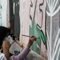 Seniman menyelesaikan pembuatan mural di kawasan Ragunan, Jakarta, Kamis (29/9/2022). Mural yang dibuat oleh seniman milenial dan Komunitas Ruang Seni Rupa tersebut bertemakan 'Jakarta untuk Indonesia'. (Liputan6.com/Faizal Fanani)