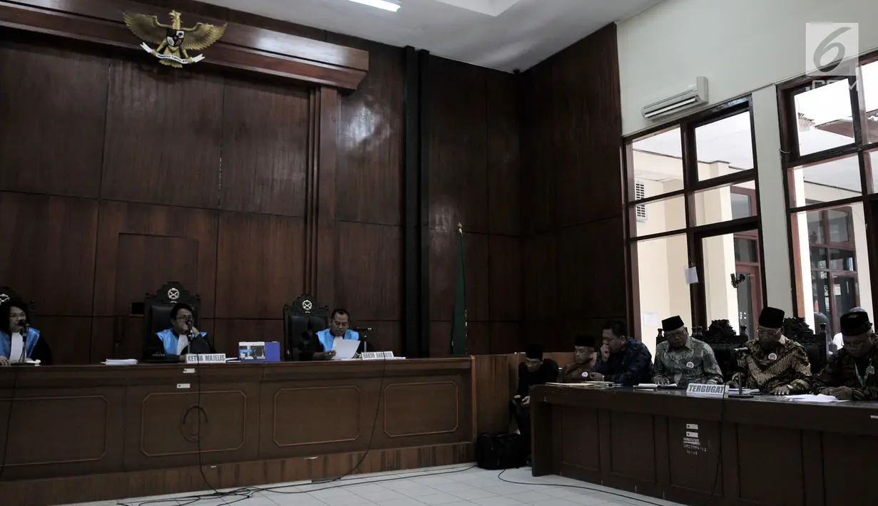 Majelis hakim membaca putusan sidang gugatan yang diajukan HTI di PTUN Jakarta, Senin (7/5). Sebelumnya, HTI meminta agar SK Nomor AHU-30.A.01.08 Tahun 2017 tentang pencabutan ormas tersebut dicabut. (Merdeka.com/Iqbal Nugroho)