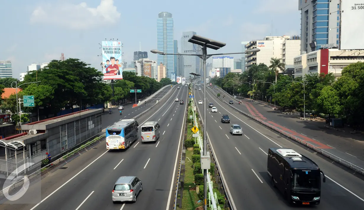 Sejumlah kendaraan melintas di Jalan Tol Dalam Kota Jakarta, Jumat (1/1/2016). Di hari libur, usai perayaan pergantian tahun 2016, sejumlah ruas jalan protokol di Jakarta terlihat lengang. (Liputan6.com/Helmi Fithriansyah)