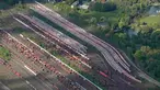 Kereta Deutsche Bahn saat berada di penyimpanan di North Rhine-Westphalian, Jerman (6/5/205). Serikat buruh masinis Jerman (GDL) menyerukan aksi mogok kerja selama tujuh hari untuk memprotes kenaikan gaji dan kesejahteraan hak . (Reuters/Wolfgang Rattay)