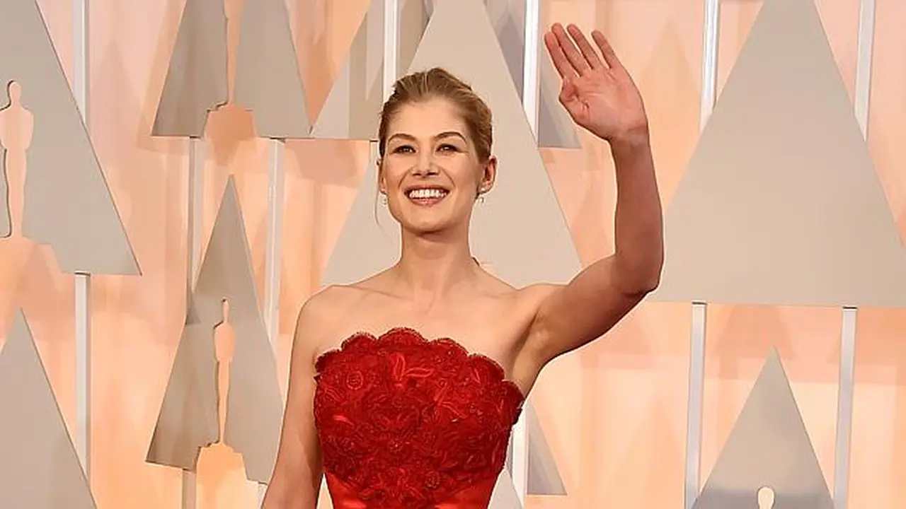 Rosamund Pike Tampil Memikat Dengan Gaun Merah di Oscar 2015