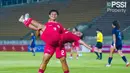 Pemain Timnas Indonesia Putri, Reva Octaviani digendong oleh Agnes Sintauli Hutapea saat melakukan selebrasi setelah mencetak gol ke gawang Kamboja pada laga final Piala AFF Wanita 2024 di New Laos National Stadium, Vientiane, Kamis (05/12/2024) malam WIB. (Dok. PSSI)