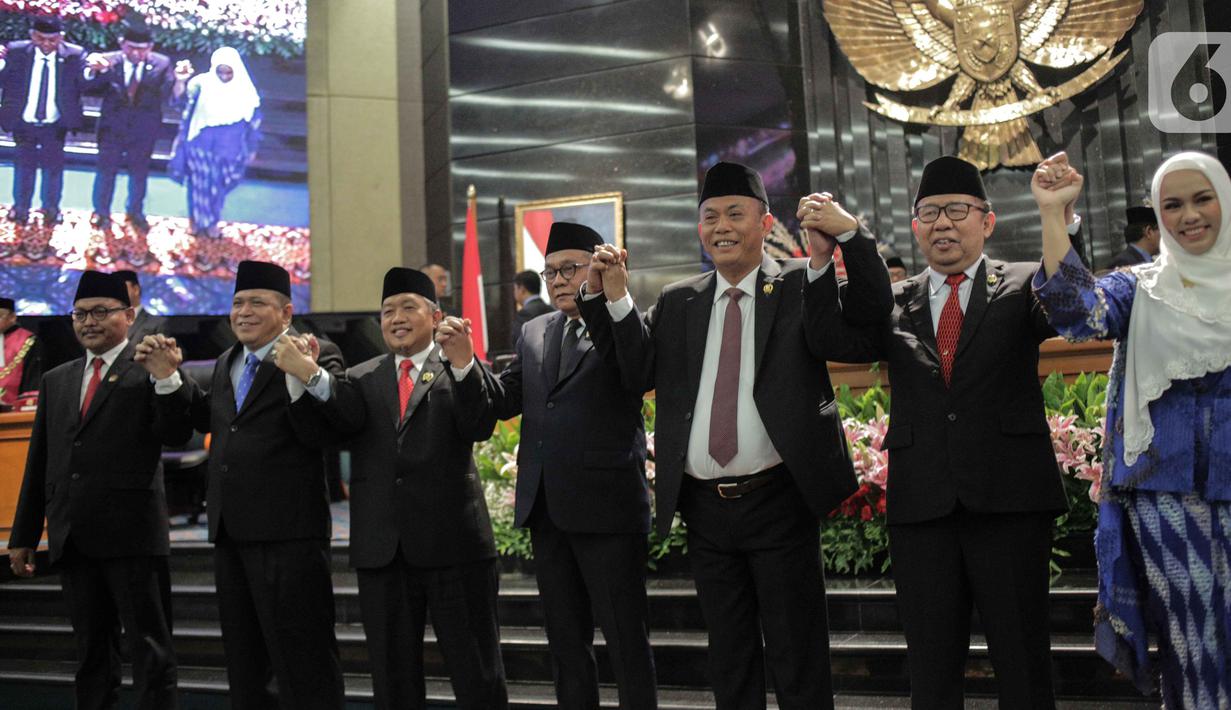 Lima pimpinan DPRD DKI Jakarta berjabat tangan usai pelantikan di Gedung DPRD DKI Jakarta, Senin (14/10/2019). Wakil Ketua DPRD DKI Jakarta dijabat oleh Ahmad Suhaimi dari PKS, Zita Anjani dari PAN, M Taufik dari Gerindra, dan Misan Samsuri dari Demokrat. (Liputan6.com/Faizal Fanani)