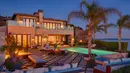 Tampak belakang rumah masa kecil Gigi Hadid yang sarat dengan nuansa Mediterania.(architecturaldigest.com)