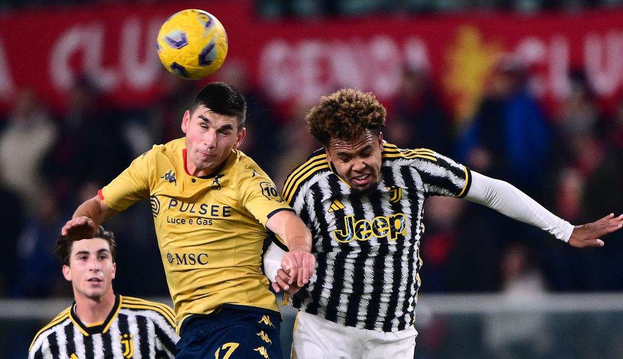 Pemain Genoa, Ruslan Malinovskyi (kiri) berebut bola dengan pemain Juventus, Weston McKennie pada laga lanjutan Liga Italia 2023/2024 di Stadion Luigi Ferraris, Genoa, Italia, Sabtu (16/12/2023) dini hari WIB. Tim Genoa terlihat mengenakan jersey spesial ulang tahun ke-130 pada pertandingan tersebut. (AFP/Marco Bertorello)