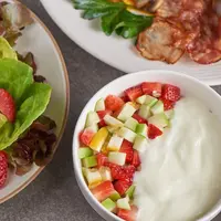 Ilustrasi salad sayuran dan yogurt. (Foto: Freepik)