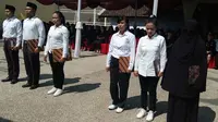 Para narapidana dalam upacara simbolis penyerahan remisi dalam perayaan HUT RI ke-74 di Lapas Perempuan Kelas II A Malang (Liputan6.com/Zainul Arifin)