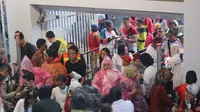 Puluhan ribu masyarakat tetap antusias menyaksikan langsung closing ceremony Asian Games 2018, di Stadion Gelora Bung Karno, Jakarta, Minggu (2/9/2018), meski hujan deras mengguyur kawasan Senayan. (Bola.com/Wiwig Prayugi)