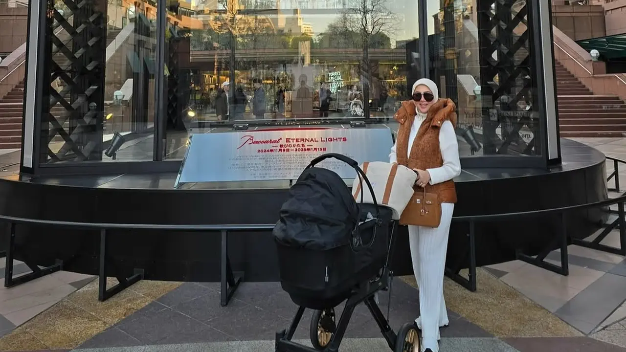Gaya Syahrini dengan Tas Hermes Kesayangan Saat Perdana Ajak Baby R Pulang Kampung ke Jepang