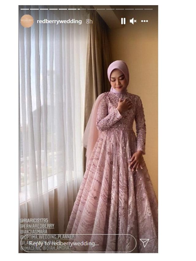 8 Detail Penampilan Ria Ricis saat Dilamaran Teuku Ryan, Menawan