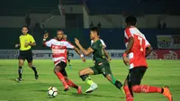 Duel PS Tira vs Madura United di Stadion Sultan Agung, Bantul, Senin malam (2/4/2018). (Bola.com/Permana Kusumadijaya)