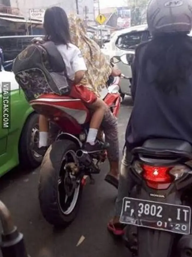 Bukti Ketangguhan Emak-emak saat di Jalanan (Ist)