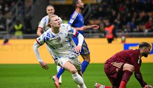 Striker Timnas Norwegia, Erling Haaland, mencetak gol ke gawang Italia dalam laga Grup I Kualiifkasi Piala Dunia 2026 zona Eropa di Giuseppe Meazza, Milan, Senin (17/11/2025) dini hari WIB. (Alberto PIZZOLI / AFP)