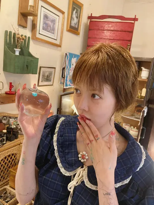 HyunA mengunggah foto terbarunya dengan rambut pendek. Jika diperhatikan, kondisi rambutnya terlihat kering. (Foto: Instagram/ hyunah_aa)