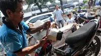 Seorang pekerja tampak mengamankan motor saat akan dikirim via kereta api, Senen, Jakarta, Senin (29/6/2015). Menjelang Hari Raya Idul Fitri 2015, pengiriman terutama untuk motor mengalami peningkatan. (Liputan6.com/Faizal Fanani)