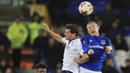 Duel Wayne Rooney (kanan) dan pemain Atalanta, Remo Freuler pada laga grup E Liga Europa di Goodison Park, Liverpool (23/11/2017). Everton kalah 1-5. (Peter Byrne/PA via AP)
