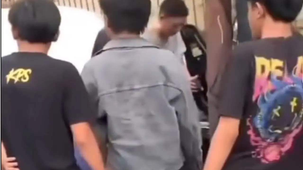 Dua orang pria jadi korban hoaks hingga viral di media sosial.