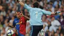 Kiper Real Madrid Iker Casillas berusaha menghalau bola tembakan penyerang Barcelona, Thierry Henry pada pertandingan La Liga Spanyol di stadion Santiago Bernabeu di Madrid pada 2 Mei 2009. (AFP/Javier Soriano)