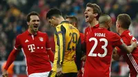 Para pemain Bayern Munchen merayakan gol ke gawang Arsenal pada laga Liga Champions di Allianz Arena, Munchen, Rabu (15/2/2017). (AFP/Odd Andersen)