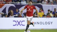 Bek Manchester United #05, Harry Maguire, mengontrol bola dalam pertandingan Seri Musim Panas Liga Primer antara Manchester United dan AFC Bournemouth di Soldier Field, Chicago, Illinois, pada 30 Juli 2025. (KAMIL KRZACZYNSKI/AFP)