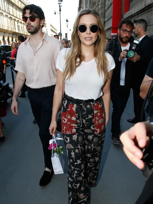 Aktris Elizabeth Olsen tiba di pameran Dior, yang merayakan ulang tahun ke 70 rumah mode tersebut, di Paris, Prancis (3/7). (AP Photo / Thibault Camus)