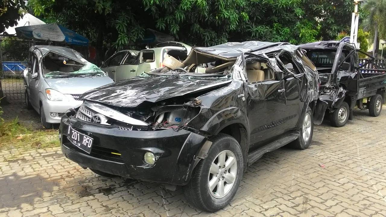20160208-kecelakaan-jakarta-fortuner mobil
