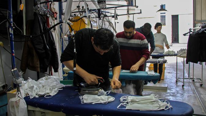 Pekerja Palestina bekerja di Pabrik Unipal 2000 di sebelah timur Gaza City pada 29 Maret 2020. Sebuah pabrik pakaian di Jalur Gaza mengalihkan lini produksinya untuk membuat masker medis dan pakaian pelindung, bagi sejumlah pasar Israel di tengah pandemi COVID-19. (Xinhua/Rizek Abdeljawad)