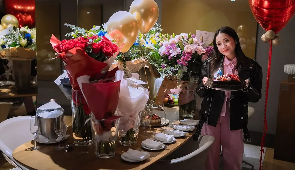 Dalam perayaan yang penuh kehangatan tersebut, Nagita tampil memukau dengan busana bernuansa Valentine yang manis namun tetap berkelas.  [@raffinagita1717].
