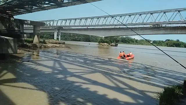 SAR gabungan mencari keberadaan bayi yang turut menjadi korban saat ibunya bunuh diri di Sungai Serayu. (Foto: Liputan6.com/Basarnas POS SAR Cilacap/Muhamad Ridlo)
