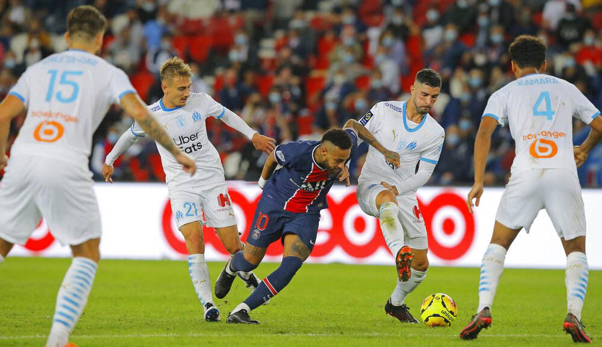 Penyerang Paris Saint-Germain (PSG), Neymar, berusaha melewati pemain Marseille pada laga Ligue 1 di di Stade de France, Senin (14/9/2020). PSG takluk 0-1 dari Marseille. (AP Photo/Michel Euler)