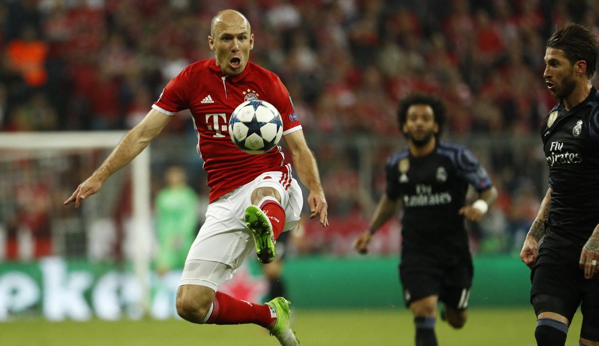 Gelandang Bayern Munchen, Arjen Robben mengontrol bola saat menghadapi Real Madrid pada laga leg pertama perempatfinal Liga Champions 2016/2017 di Allianz Arena, Munich (12/4/2017). Hingga pensiun pada Juli 2021, Arjen Robben total bermain dalam 110 laga di Liga Champions bersama PSV, Chelsea, Real Madrid dan Bayern Munchen dengan torehan 31 gol dan 24 assist. Satu trofi berhasil diraihnya bersama Bayern Munchen pada musim 2012/2013. (AFP/Odd Andersen)