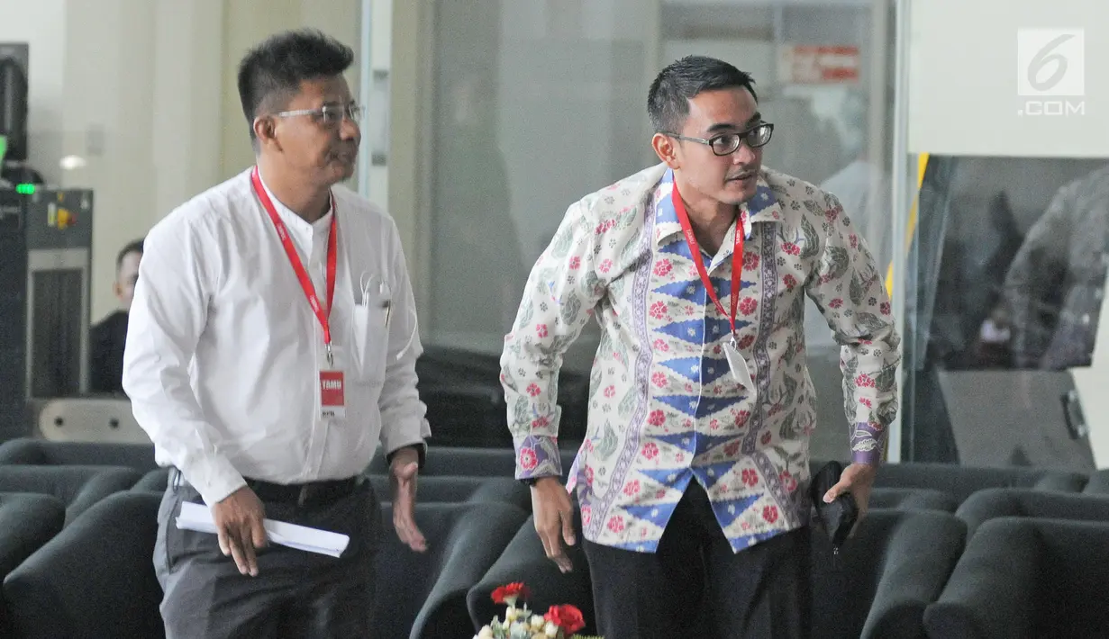 Gubernur Jambi, Zumi Zola bersiap memasuki ruang pemeriksaan di Gedung KPK, Jakarta, Kamis (15/2). Dalam kasus gratifikasi dari sejumlah proyek di Provinsi Jambi, Zumi Zola diduga menerima gratifikasi Rp6 miliar. (Liputan6.com/Herman Zakharia)
