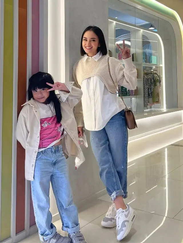 Ririn Ekawati kenakan jeans (Instagram/ririnekawati)