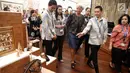Managing Director IMF Christine Lagarde melihat berbagai keseniaan yang dipamerkan saat berkunjung ke Paviliun Indonesia di arena pertemuan IMF-Bank Dunia, Bali, Rabu (10/10). (Liputan6.com/Angga Yuniar)