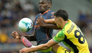 Penyerang Inter Milan asal Prancis #14, Ange-Yoan Bonny, berebut bola dengan bek Sassuolo asal Bosnia #80, Tarik Muharemovic, dalam pertandingan Serie A Italia antara Inter Milan dan Sassuolo di Stadion San Siro, Milan, pada 21 September 2025. (Stefano RELLANDINI/AFP)