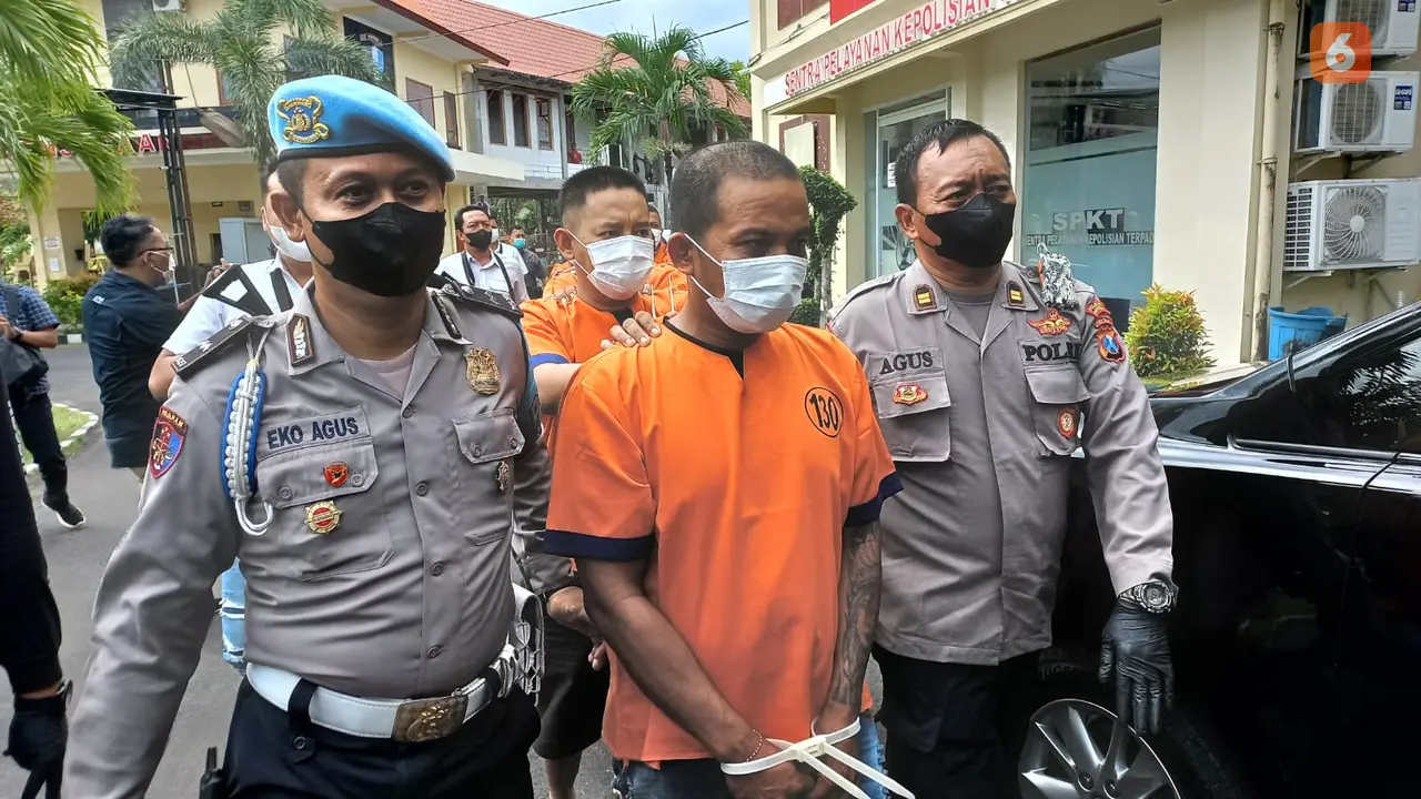 Para tersangka sejulah kasus di Banyuwangi digiring ke ruang penyidik polresta Banyuwangi untuk melakukan pemeriksaan lanjutan (Hermawan Arifianto/Liputan6.com)
