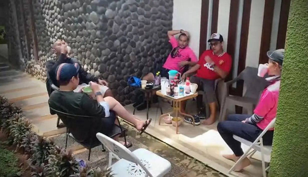 Tidak hanya keluarga, teman Ikke dan suami bersepeda juga bisa bersantai sejenak. [Foto: dok. Instagram/ikkenurjanah0518]