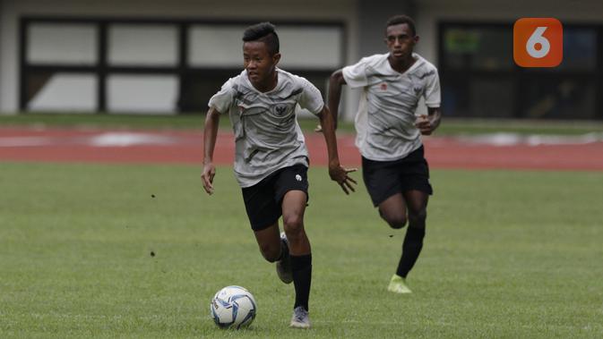 Pemain Timnas Indonesia U-16 saat melawan tim Piala Soeratin Bekasi U-17 pada laga uji coba di Stadion Patriot, Kota Bekasi, Jumat (13/3/2020). Kedua tim bermain imbang 1-1. (Bola.com/M Iqbal Ichsan)