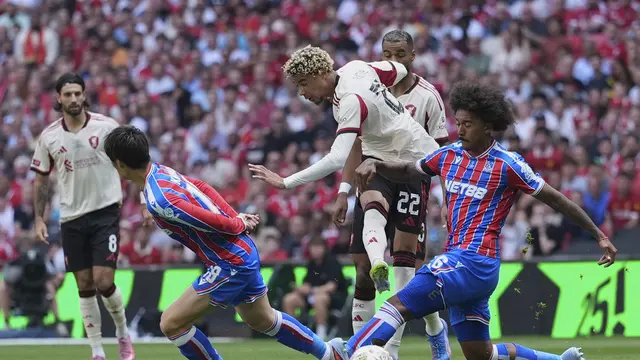 Hugo Ekitike melepas tembakan yang berbuah gol di laga Crystal Palace vs Liverpool di Community Shield di Stadion Wembley, Minggu (10/08/2025). (AP Photo/Dave Shopland)