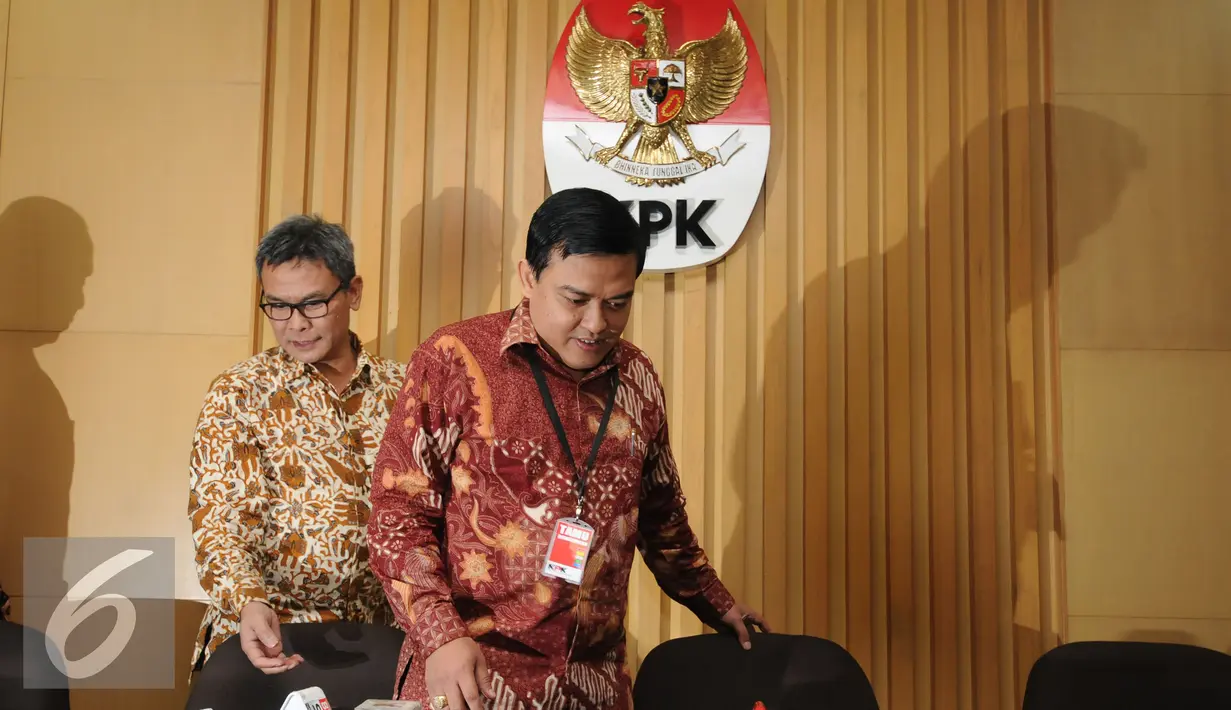Dirjen Perundang-undangan Kemenkumham, Widodo Eka Thahjana (kanan) bersiap memberikan keterangan usai bertemu dengan pimpinan KPK, Jakarta, Senin (14/9/2015). Bersama pimpinan KPK, Widodo membahas delik RUU KUHP. (Liputan6.com/Helmi Fithriansyah)