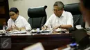 Menlu Retno Marsudi (kiri) ketika menjadi pembicara dalam diskusi di Kantor Staf Presiden, Komplek Istana, Jakarta, Rabu (2/3). Diskusi tersebut membahas seputar KTT OKI dan isu Palestina (Liputan6.com/Faizal Fanani)