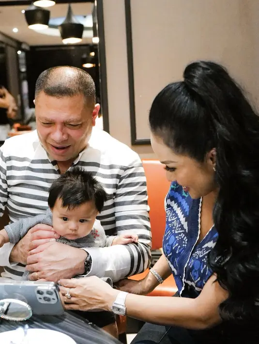 Baby Ameena tampak nyaman dalam pangkuan Avo-nya. Lihat deh, momen Raul Lemos momong baby Ameena sambil menonton ponsel pintar. Ameena tampak penasaran dengan yang tersaji di ponsel. Sementara sang diva semringah sambil memegangi kaki cucu tersayang. Foto-foto ini memenangkan hati lebih dari 143 ribu warganet. Kolom komentar dibanjiri doa dan pujian untuk keluarga ini. (Foto: Dok. Instagram @krisdayantilemos).