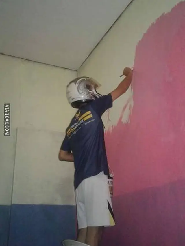 6 Momen Kocak Tukang Bangunan saat Bekerja Ini Bikin Tepuk Jidat