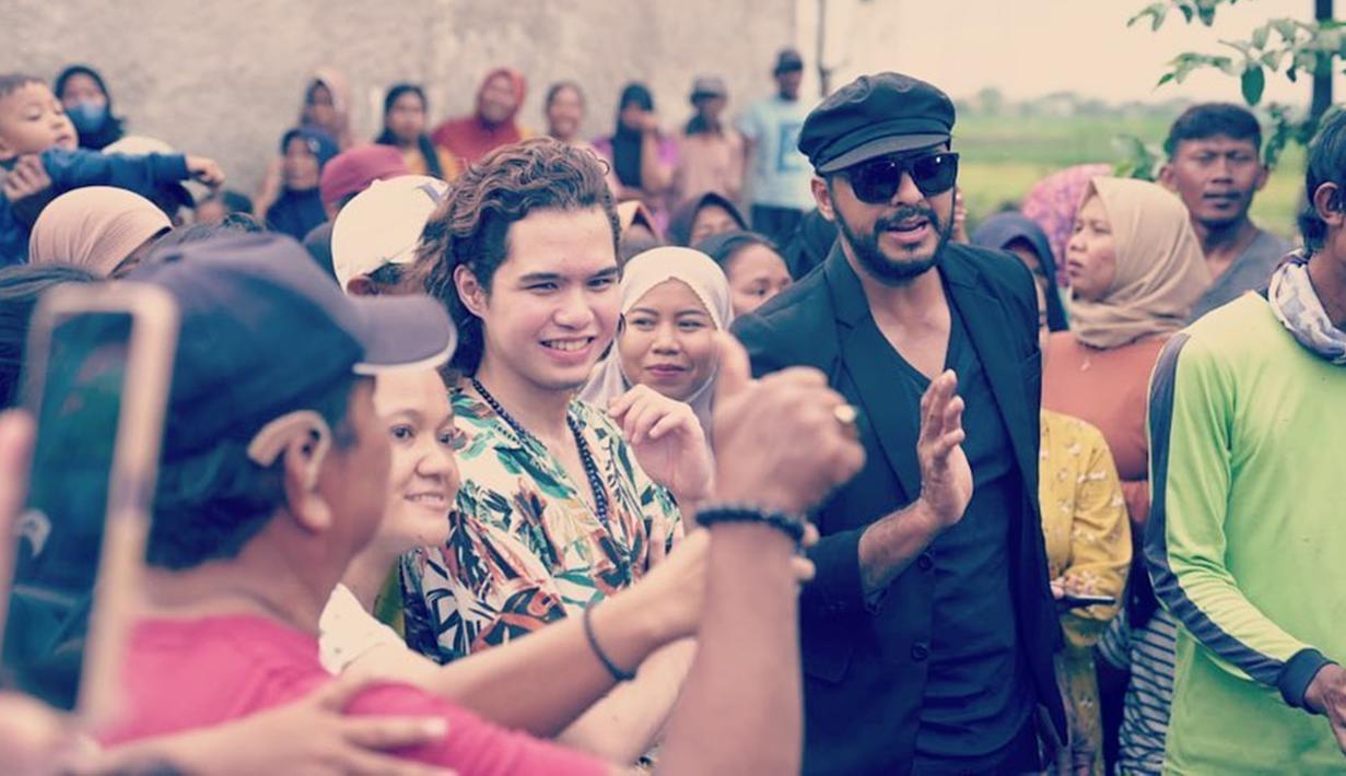 Mirip dengan calon pejabat yang sedang blusukan, Dul dengan ramah bersenda gurau dengan warga dan tidak menolak untuk diajak selfie bareng. Dalam caption unggahan, ia berkelakar ingin mencalonkan diri jadi Wakil Bupati Bekasi 2024. Sementara, Ali Zainal ditunjuk sebagai calon Bupatinya. (Liputan6.com/IG/@duljaelani)